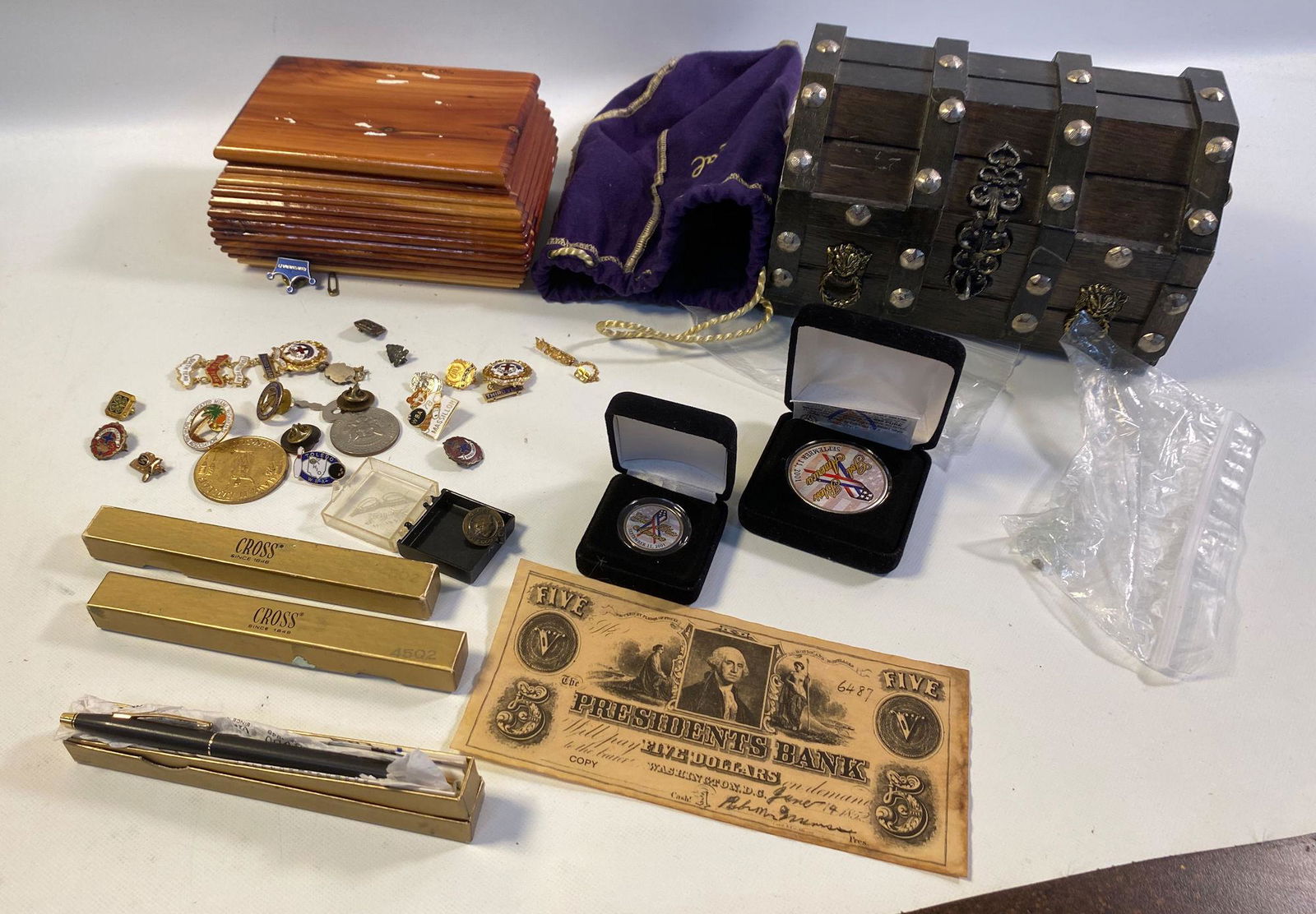 BOX LOT ASSORTED VINTAGE JEWELRY AND ACCESSORIES (1 of 8)