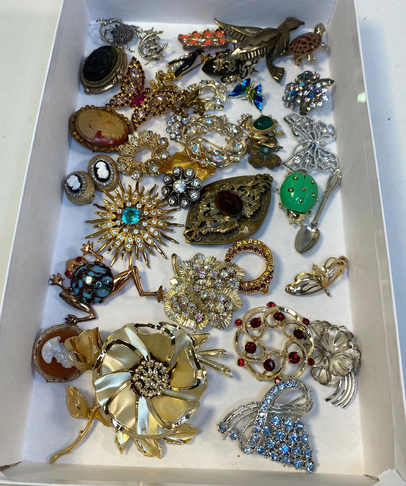 LOT OF VINTAGE TO MODERN PINS AND ACCESSORIES (1 of 10)