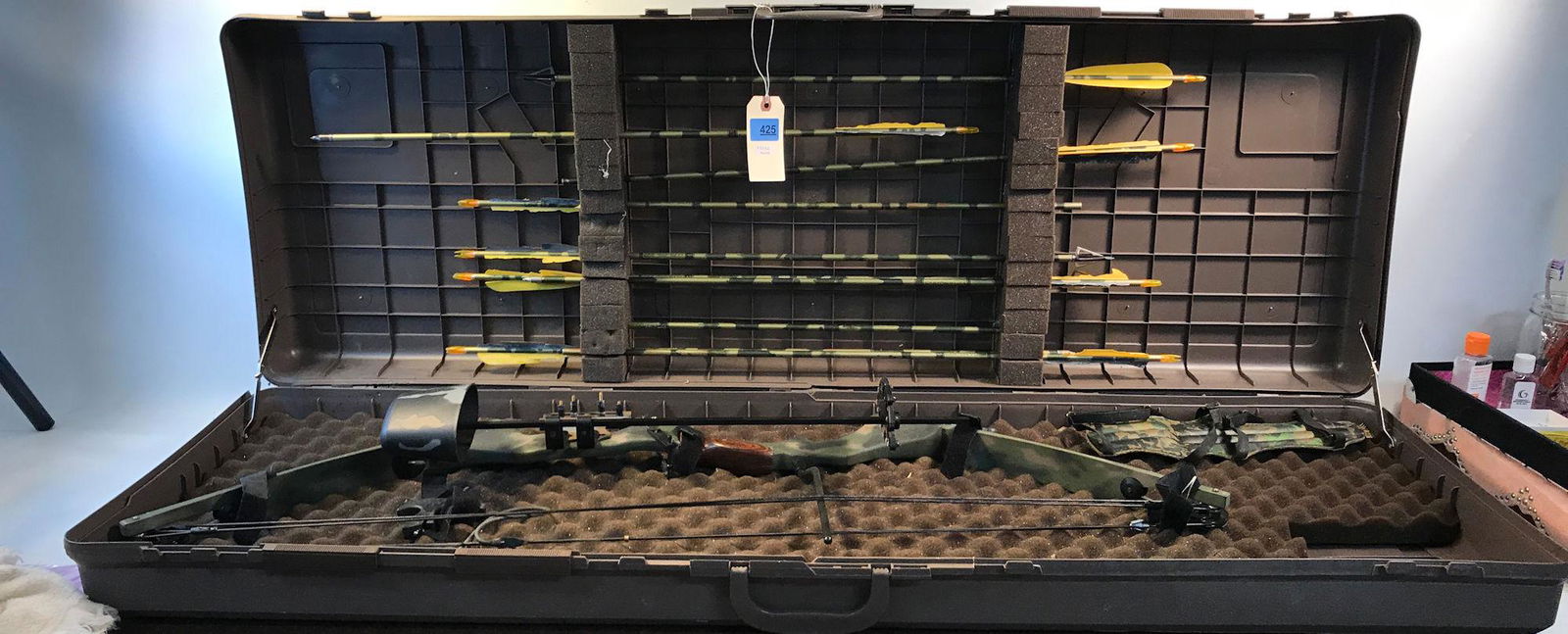 HIGH COUNTRY TROPHEY HUNTER COMPOUND BOW WITH CASE AND: HIGH COUNTRY TROPHEY HUNTER COMPOUND BOW WITH CASE AND ARROWS