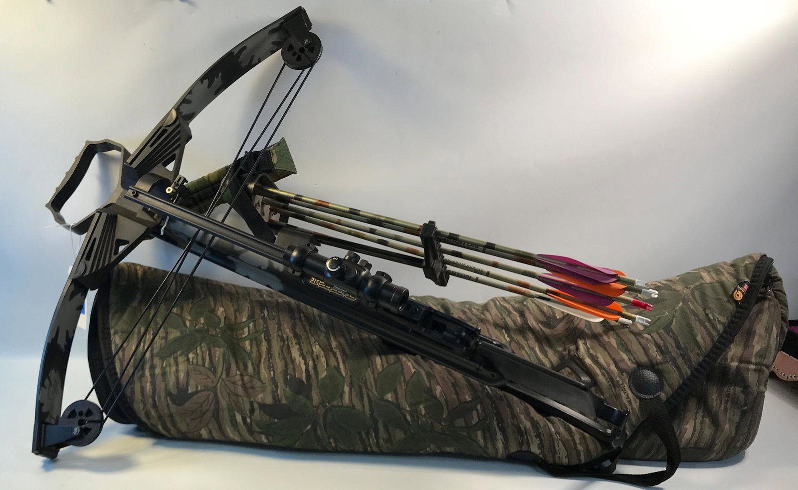 STARFIRE II COMPOUND BOW WITH ARROWS AND SOFT CASE: STARFIRE II COMPOUND BOW WITH ARROWS AND SOFT CASE