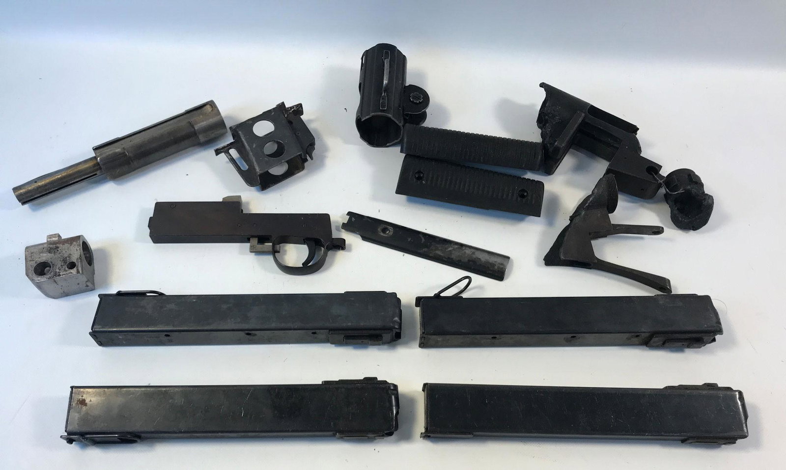 BOX LOT OF STEEL GUN PARTS: BOX LOT OF STEEL GUN PARTS