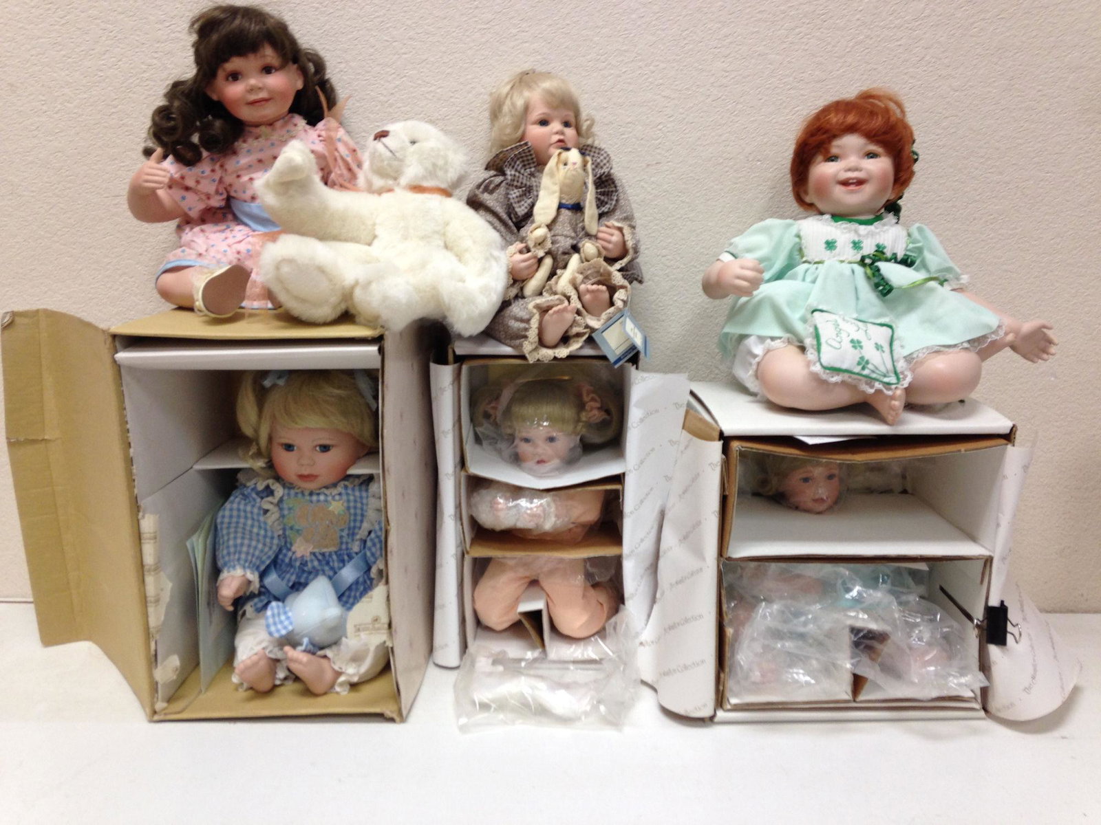LOT 6 BOXED DOLLS INCLUDING ASHTON DRAKE AND HAMILTON.: LOT 6 BOXED DOLLS INCLUDING ASHTON DRAKE AND HAMILTON. ALL ITEMS SOLD AS IS. CONDITION REPORTS NOT AVAILABLE.