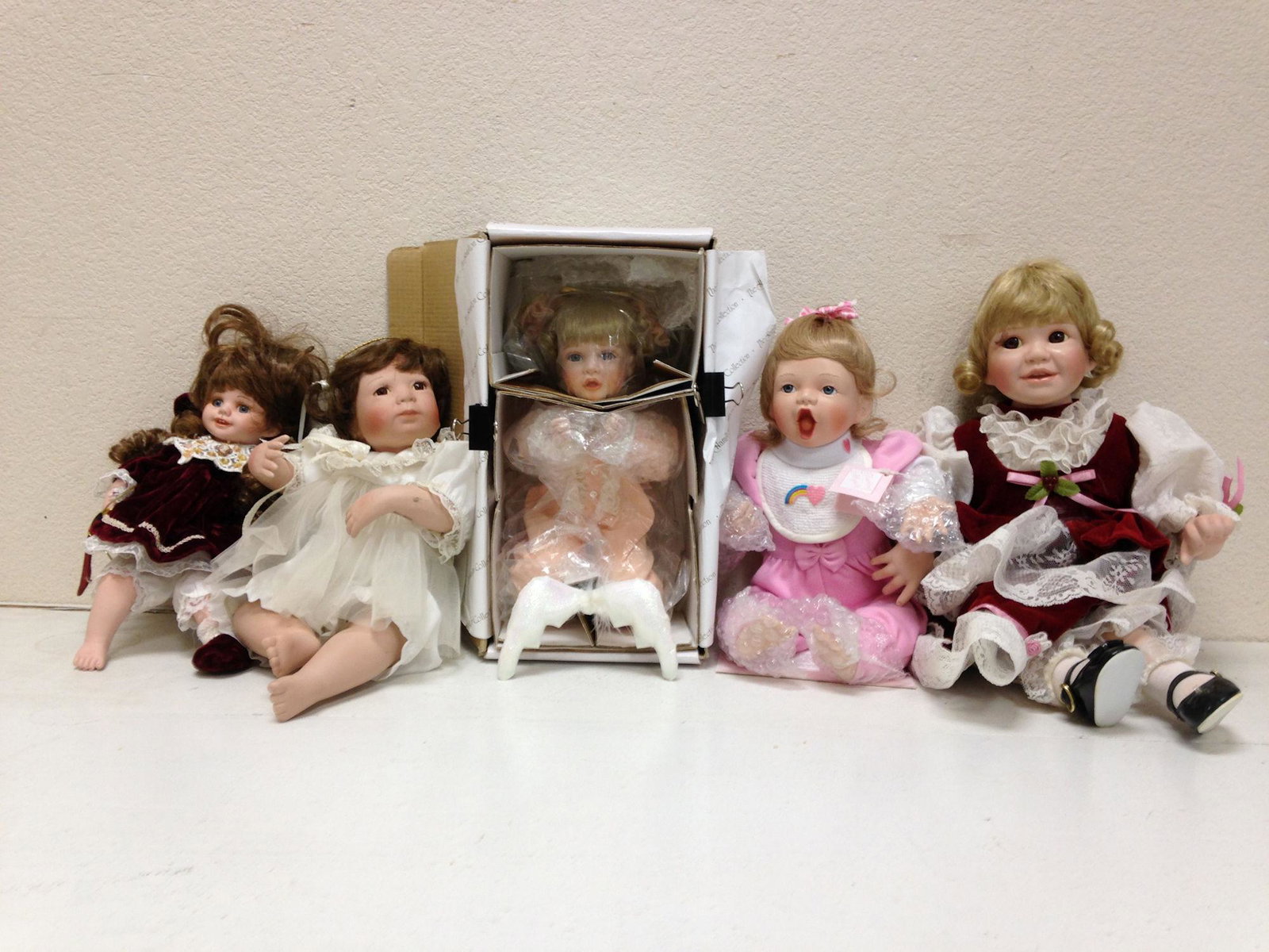 LOT 4 BOXED DOLLS INCLUDING GEORGETOWN AND HAMILTON.: LOT 4 BOXED DOLLS INCLUDING GEORGETOWN AND HAMILTON. ALL ITEMS SOLD AS IS. CONDITION REPORTS NOT AVAILABLE.