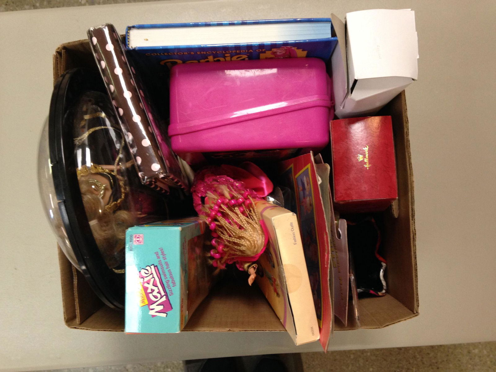 LOT MISCELLANEOUS DOLL ITEMS INCLUDING PETRA FASHION (1 of 1)