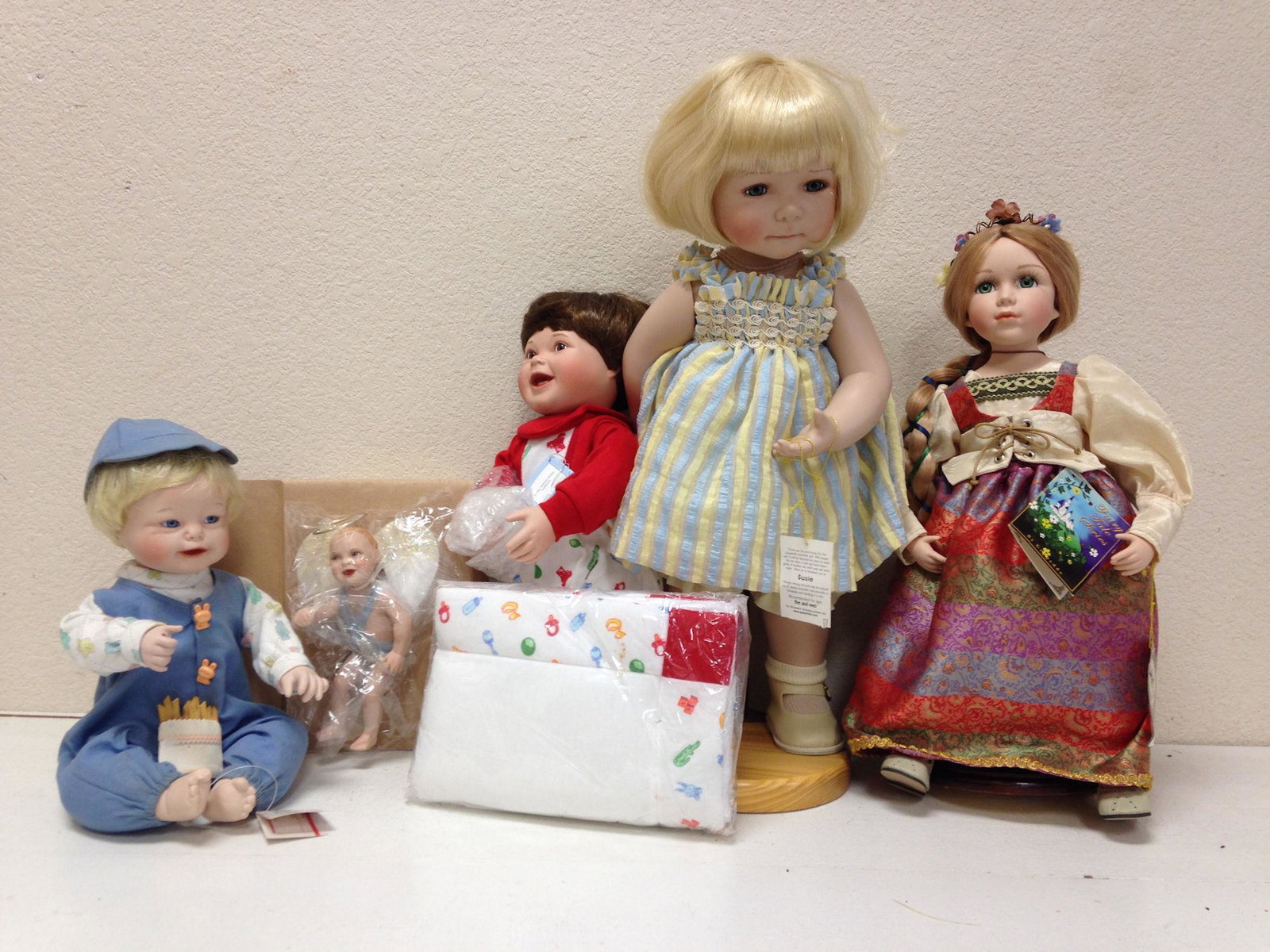 LOT 4 BOXED DOLLS INCLUDING ASHTON DRAKE AND: LOT 4 BOXED DOLLS INCLUDING ASHTON DRAKE AND MCMEMORIES. ALL ITEMS SOLD AS IS. CONDITION REPORTS NOT AVAILABLE.