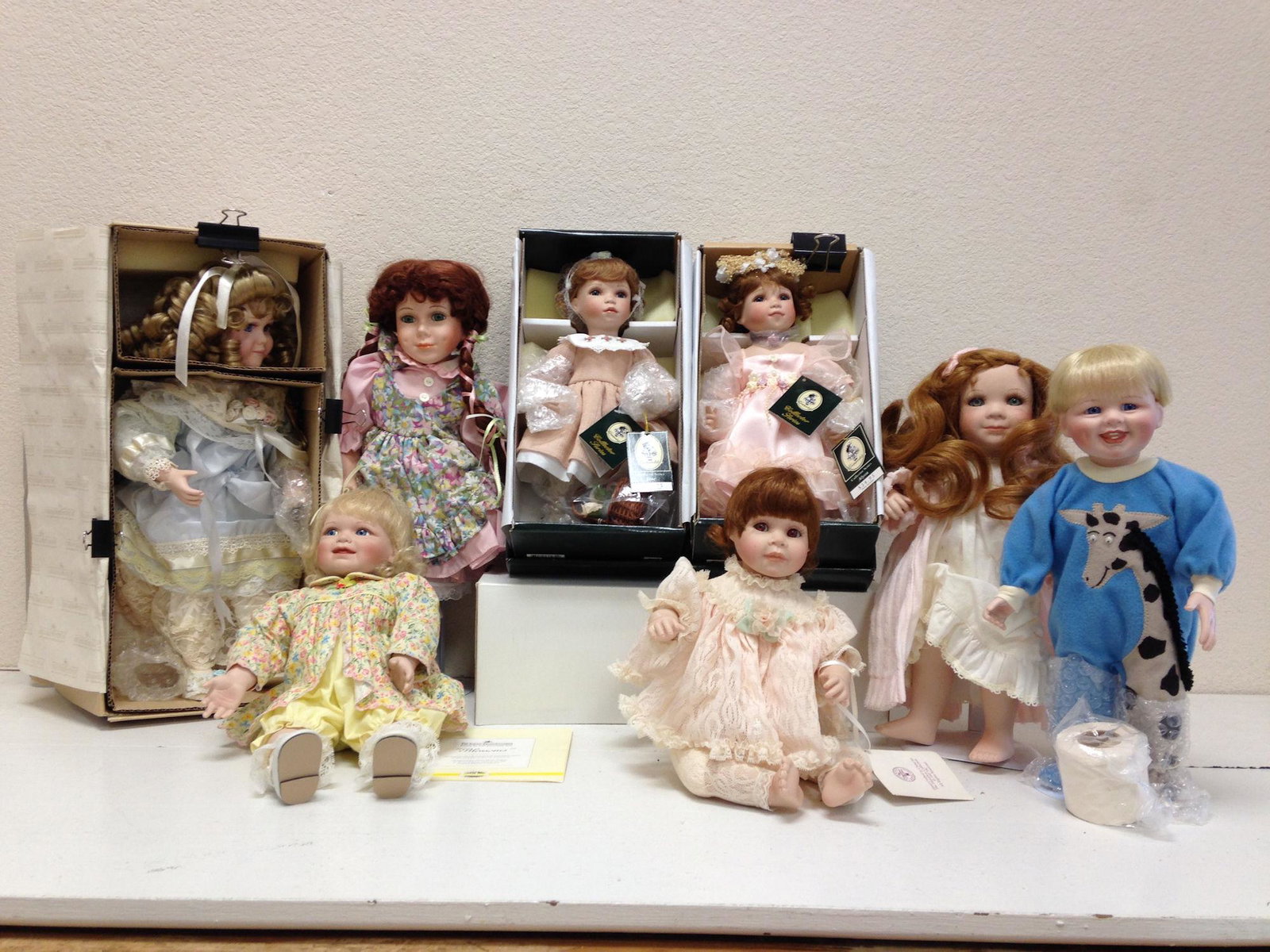 LOT 8 BOXED PORCELAIN DOLLS INCLUDING ASHTON DRAKE AND: LOT 8 BOXED PORCELAIN DOLLS INCLUDING ASHTON DRAKE AND GEPPEDDO. ALL ITEMS SOLD AS IS. CONDITION REPORTS NOT AVAILABLE.