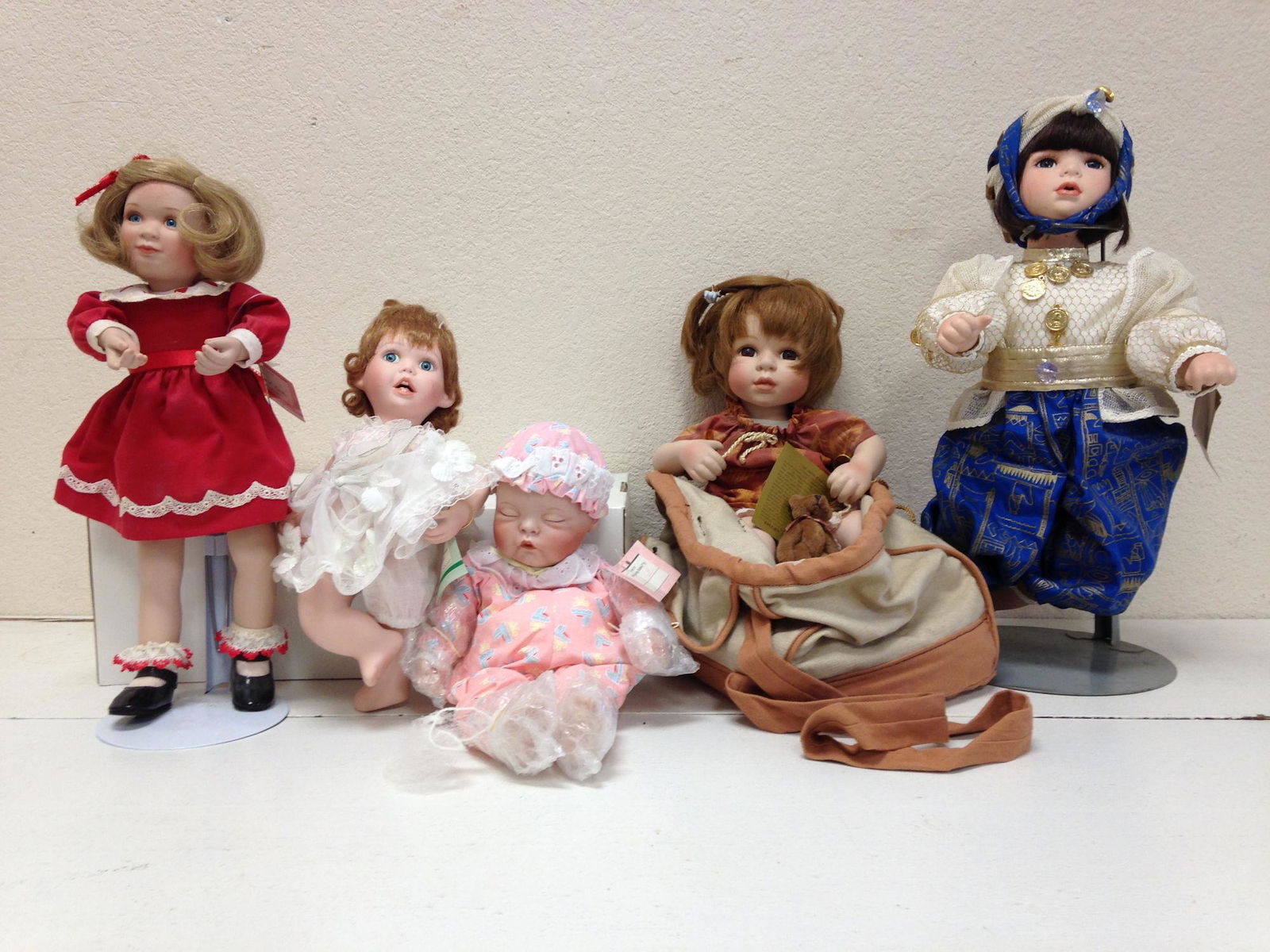 LOT 5 BOXED PORCELAIN DOLLS INCLUDING ASHTON DRAKE AND (1 of 1)