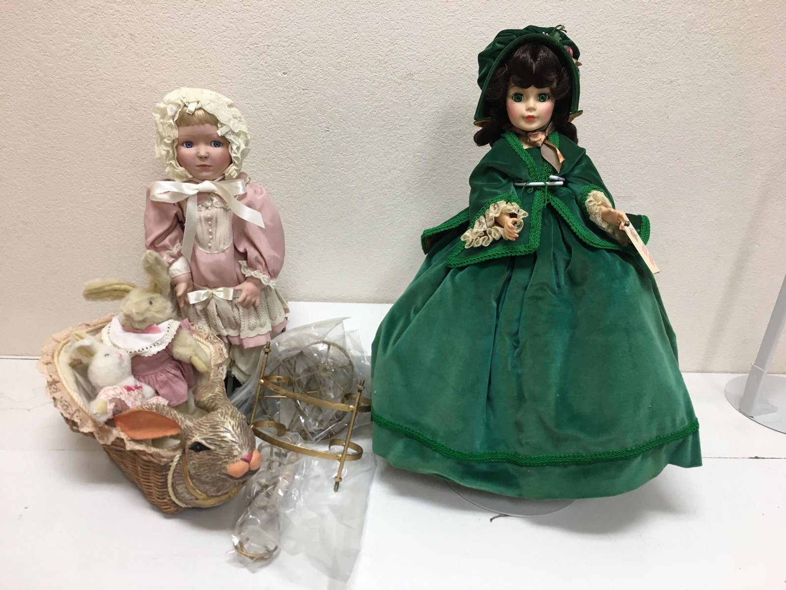 2 BOXED DOLLS INCLUDING ASHTON DRAKE AND MADAME: 2 BOXED DOLLS INCLUDING ASHTON DRAKE AND MADAME ALEXANDER SCARLETT. ALL ITEMS SOLD AS IS. CONDITION REPORTS NOT AVAILABLE.