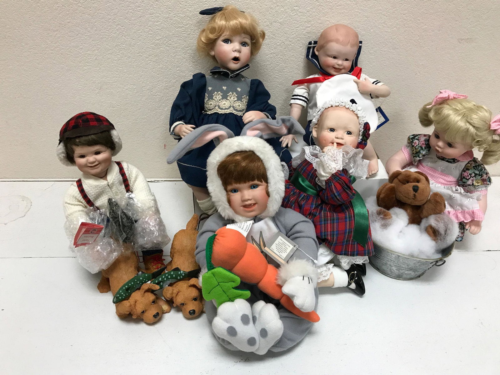 LOT 6 BOXED PORCELAIN DOLLS INCLUDING ASHTON DRAKE. ALL: LOT 6 BOXED PORCELAIN DOLLS INCLUDING ASHTON DRAKE. ALL ITEMS SOLD AS IS. CONDITION REPORTS NOT AVAILABLE.