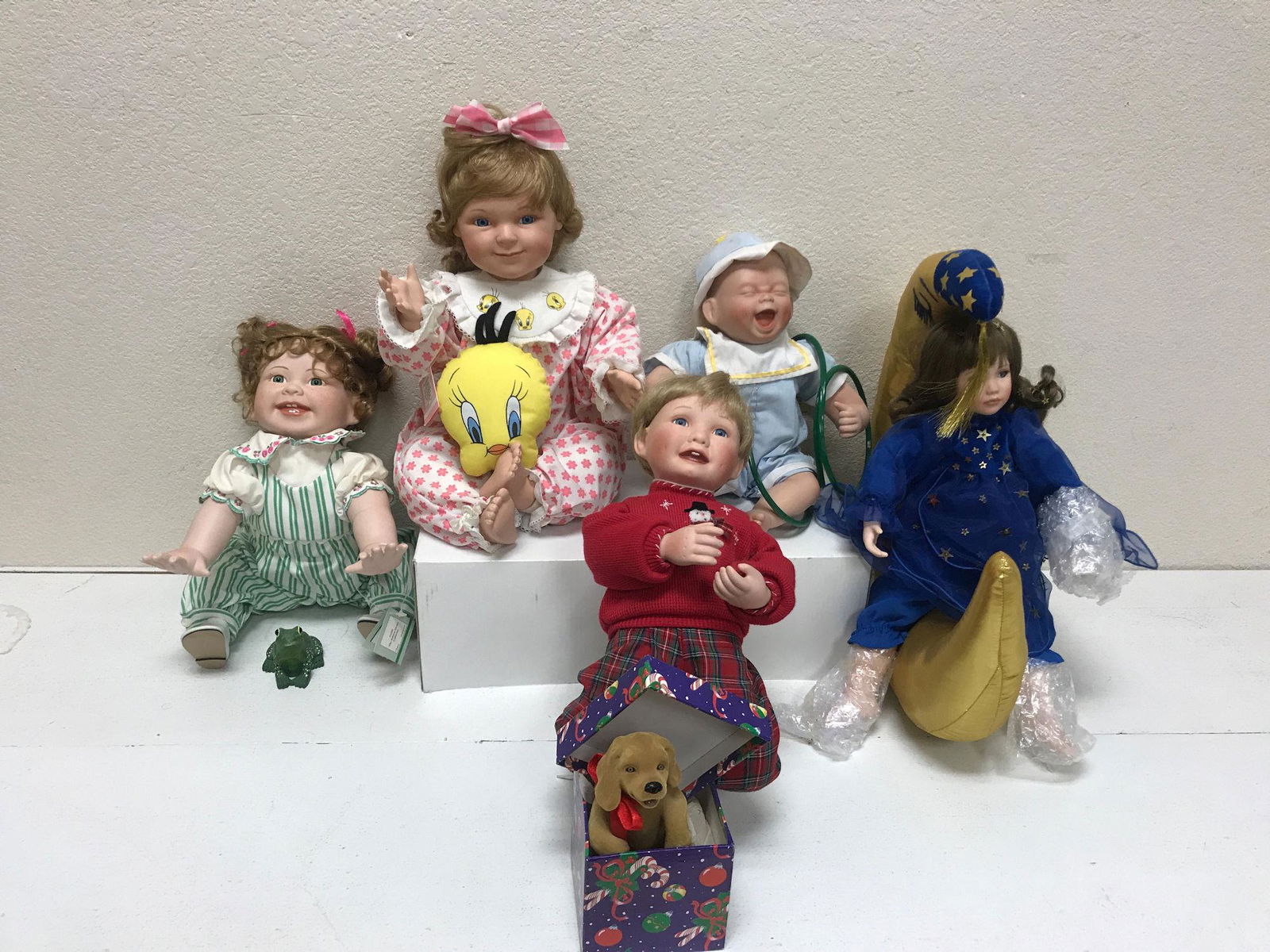 LOT (5) BOXED PORCELAIN DOLLS INCLUDING ASHTON DRAKE. (1 of 1)