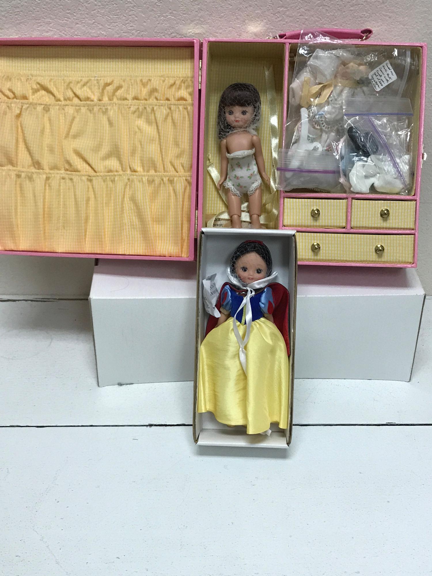 2 ROBERT TONNER BETSY MCCALL DOLLS INCLUDING 8" SNOW: 2 ROBERT TONNER BETSY MCCALL DOLLS INCLUDING 8" SNOW WHITE & CONVENTION 2002 TRUNK SET. ALL ITEMS ARE SOLD AS IS. CONDITION REPORTS ARE NOT AVAILABLE.