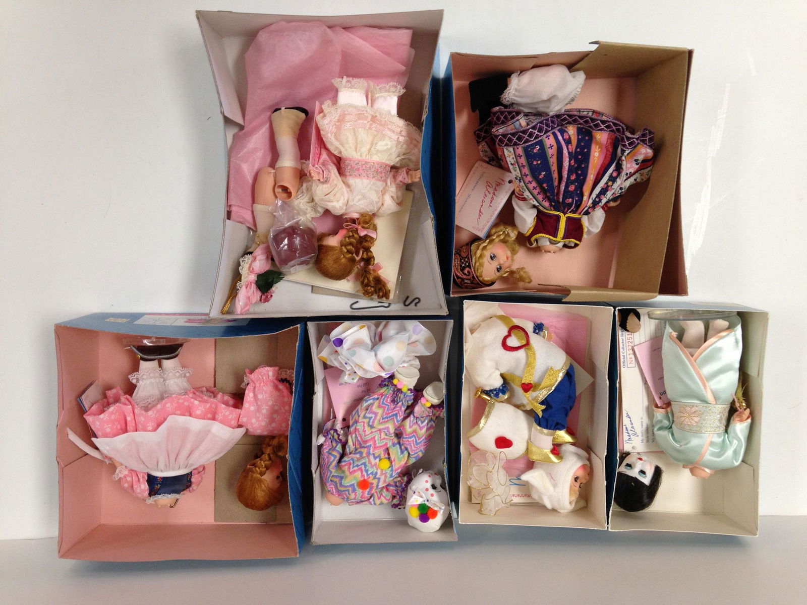 6 BOXED MADAME ALEXANDER DOLLS ALL UNSTRUNG. ALL ITEMS: 6 BOXED MADAME ALEXANDER DOLLS ALL UNSTRUNG. ALL ITEMS ARE SOLD AS IS. CONDITION REPORTS ARE NOT AVAILABLE.