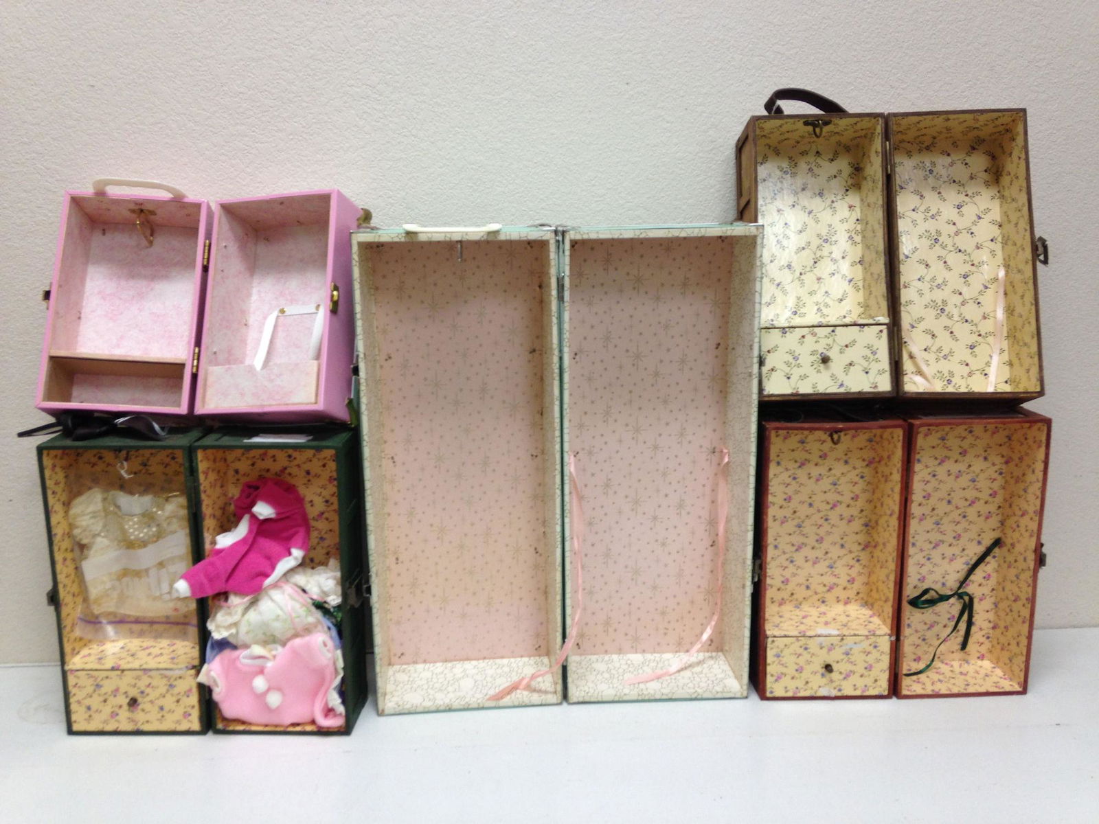 LOT 5 DOLL TRUNKS INCLUDING GINNY & TINY KITTY COLLIER. (1 of 1)