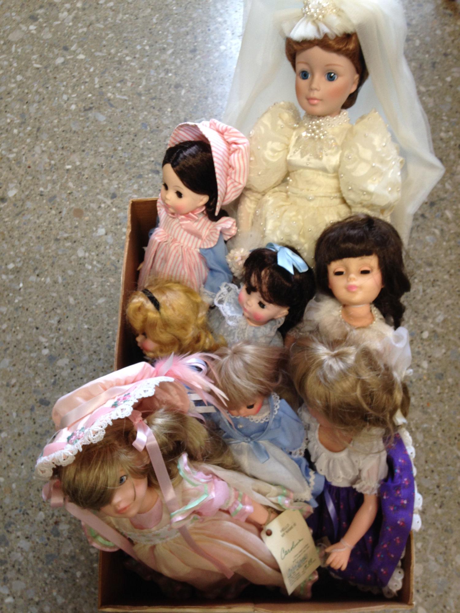 LOT MISC DOLLS INCLUDING ROBIN WOODS & MADAME (1 of 1)