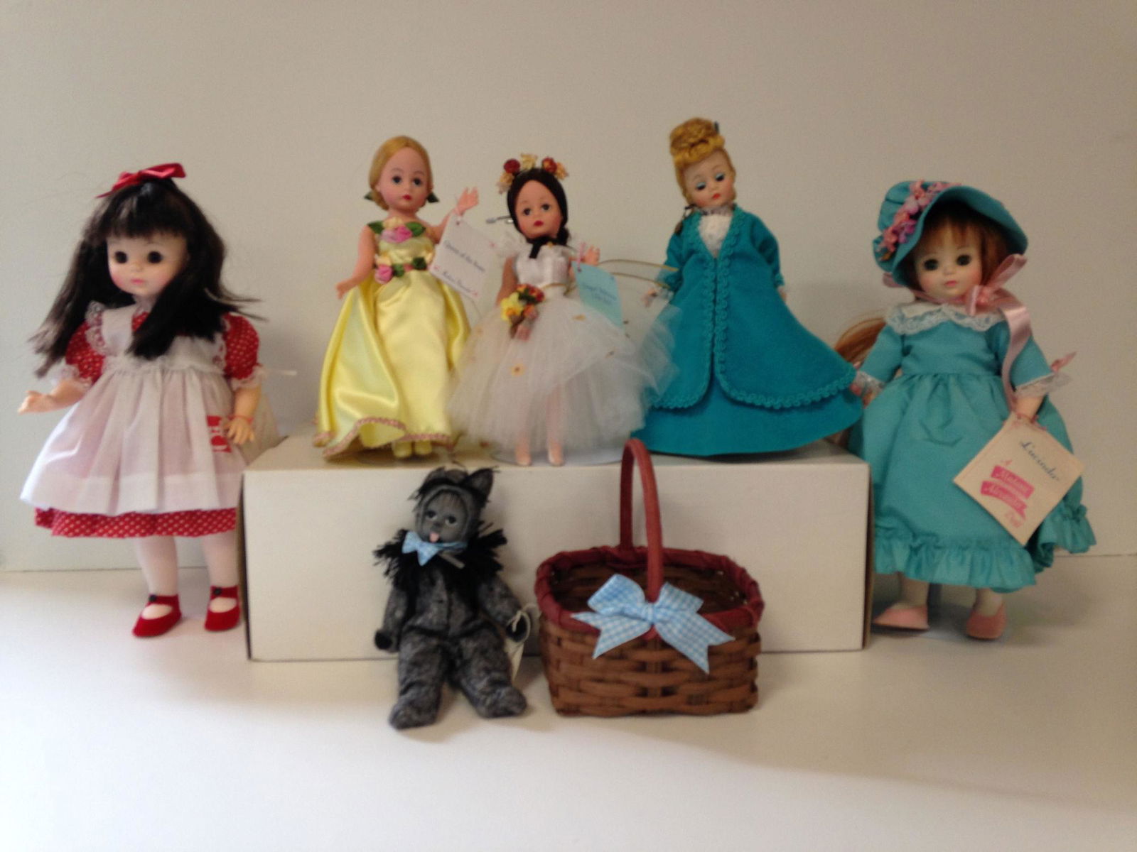LOT 6 BOXED MADAME ALEXANDER DOLLS INCLUDING VIOLETTA.: LOT 6 BOXED MADAME ALEXANDER DOLLS INCLUDING VIOLETTA. ALL ITEMS ARE SOLD AS IS. CONDITION REPORTS ARE NOT AVAILABLE.