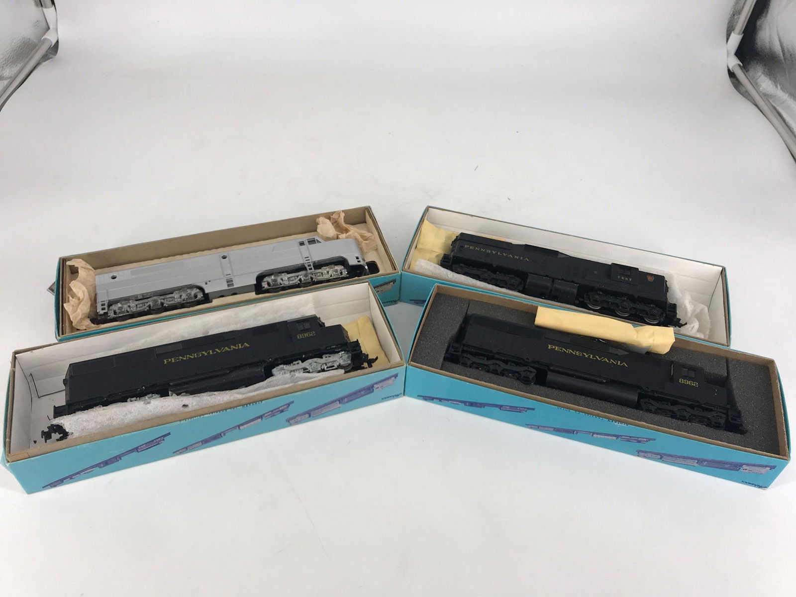BOX LOT  HO ATHEARN LOCOMOTIVES PA 1, 2 SD 45, PA SD 9 (1 of 5)
