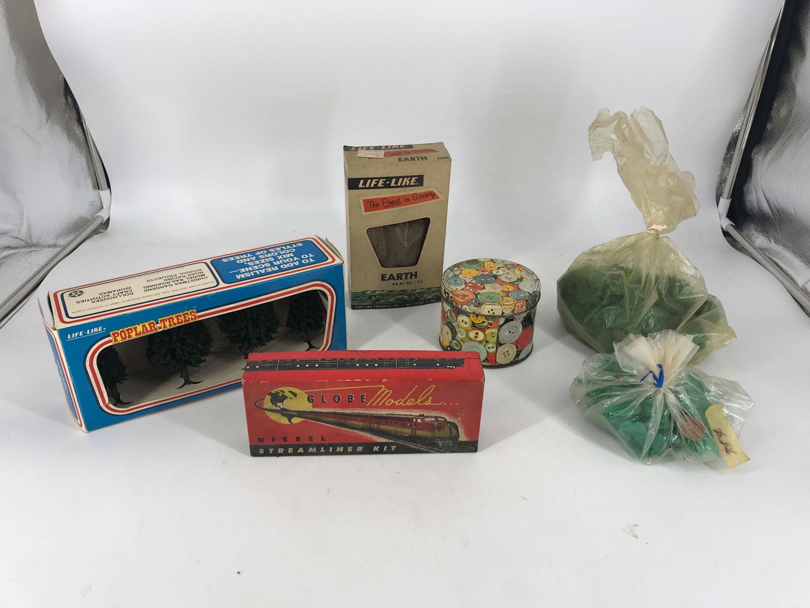 BOX LOT HO SCENERY MATERIALS (1 of 7)