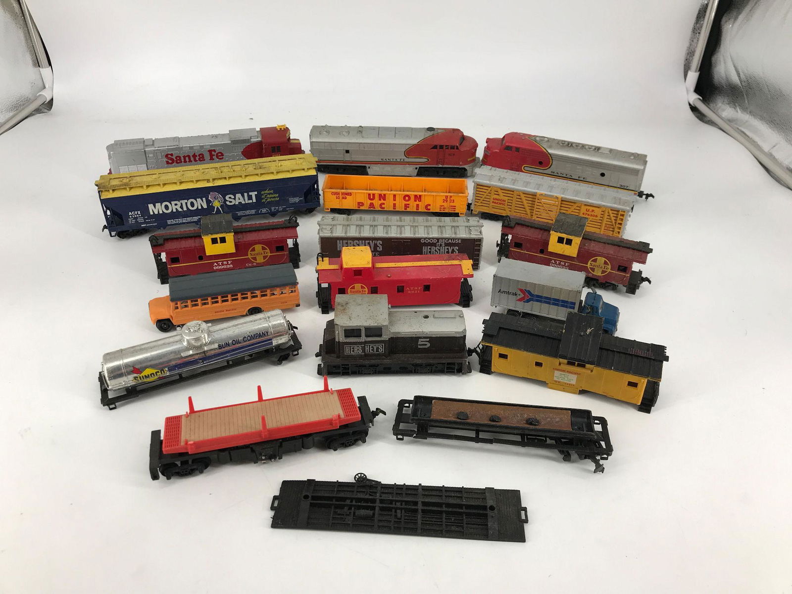 BOX LOT OF 8 HO FREIGHT CARS, 4 H O ENGINES, BUS AND (1 of 20)