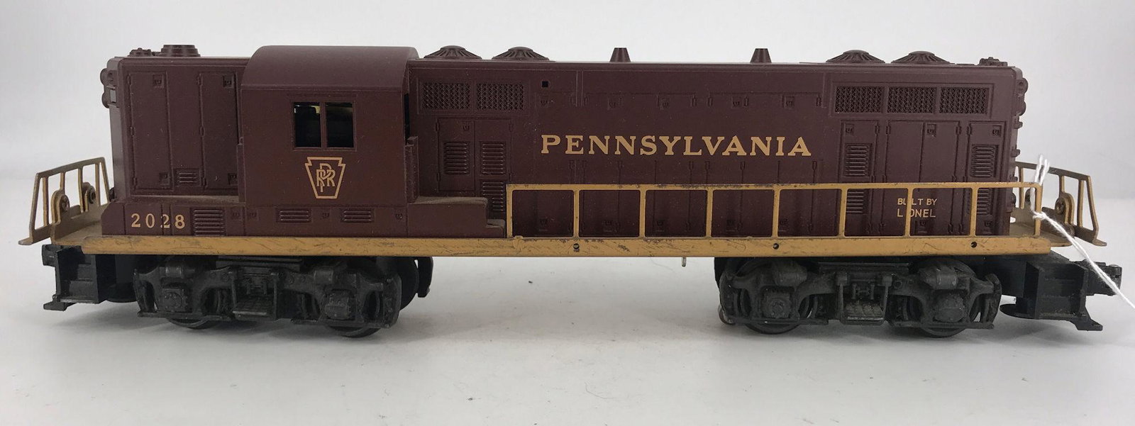 LIONEL POSTWAR O GAUGE 2028 PENNSYLVANIA GP 7 DIESEL: LIONEL POSTWAR O GAUGE 2028 PENNSYLVANIA GP 7 DIESEL GOLD LETTERING