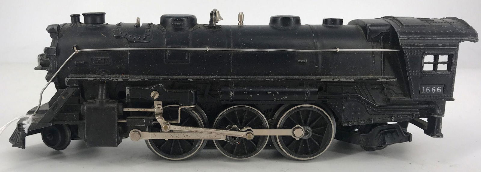 LIONEL POSTWAR O GAUGE 1666 STEAM ENGINE AND 2466T (1 of 5)