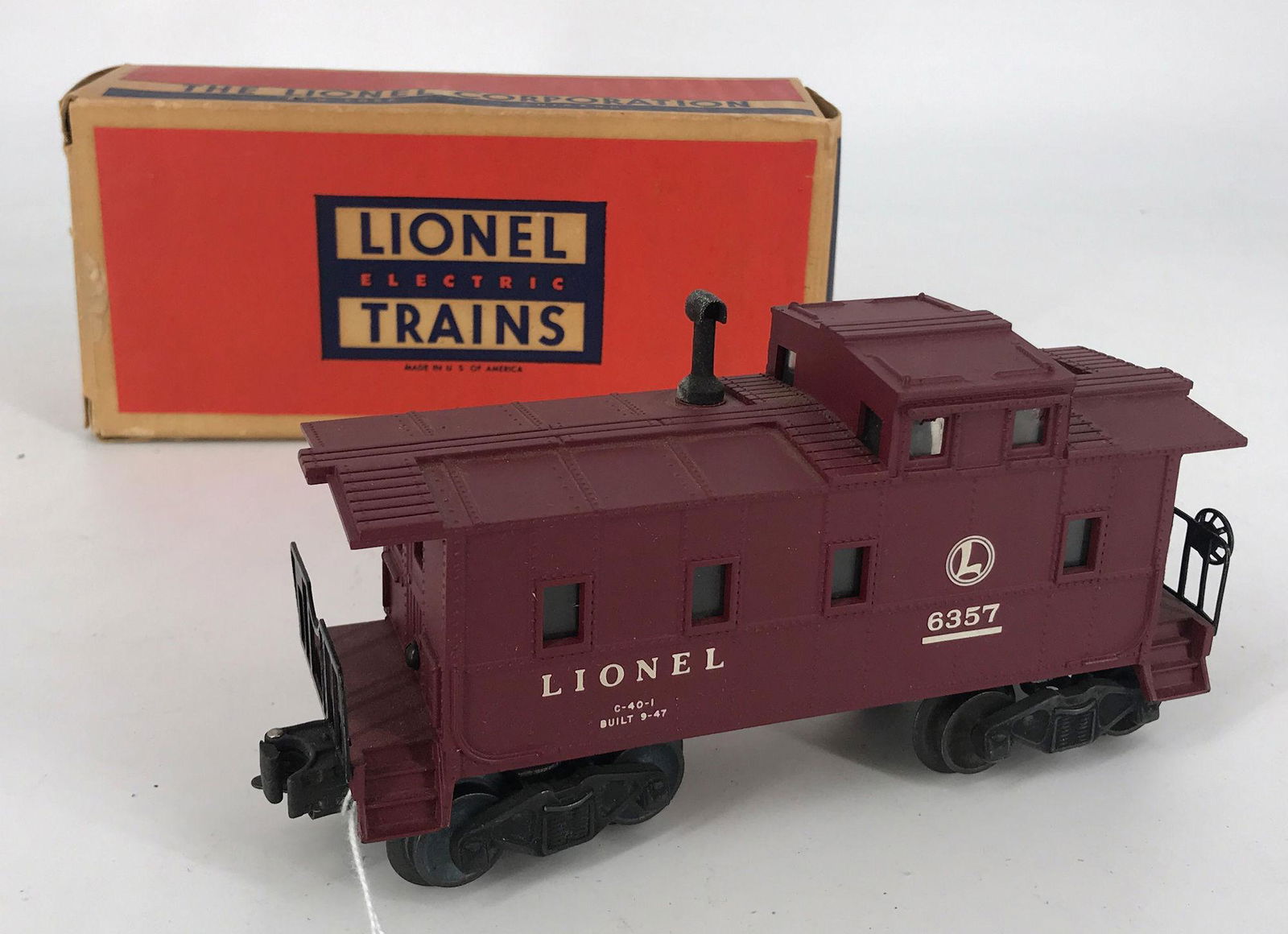 LIONEL POSTWAR O GAUGE 6357 LIONEL CABOOSE WITH (1 of 2)
