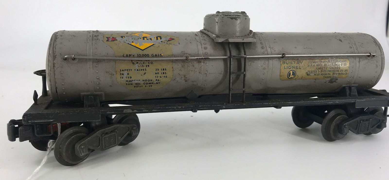 LIONEL POSTWAR O GAUGE 2855 SUNOCO TANK CAR MISSING ONE (1 of 2)