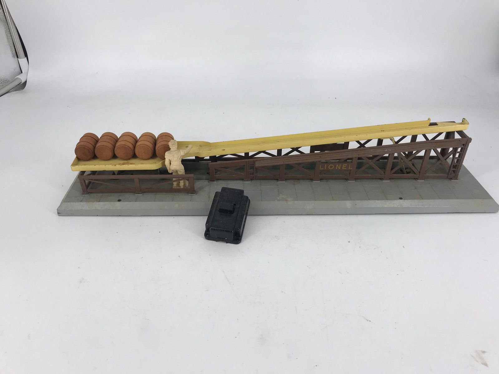 LIONEL O GAUGE POST WAR 362 BARREL LOADER WITH BUTTON (1 of 5)