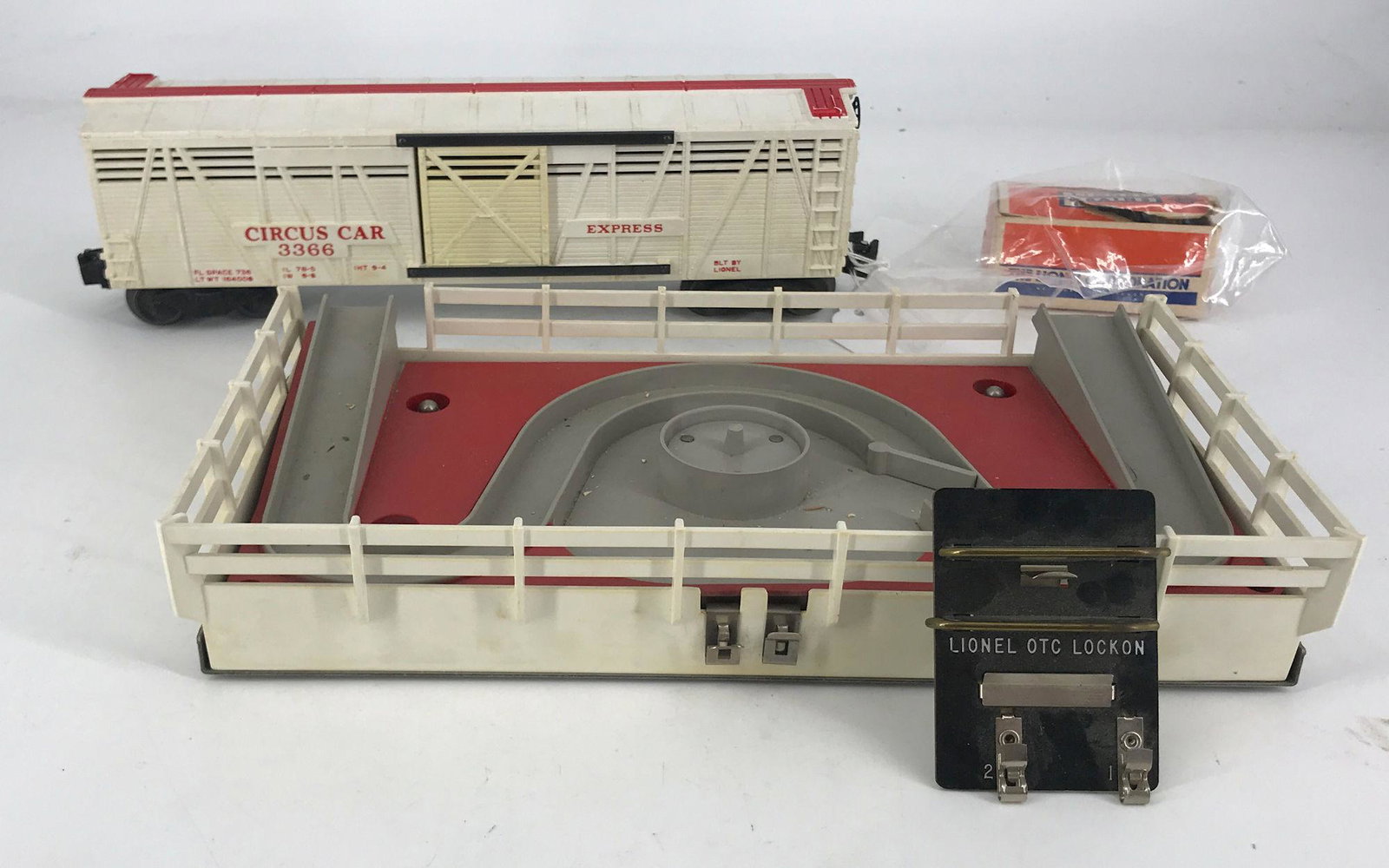 LIONEL O GAUGE POST WAR 3366 CIRCUS CAR CORRALL SET (1 of 5)