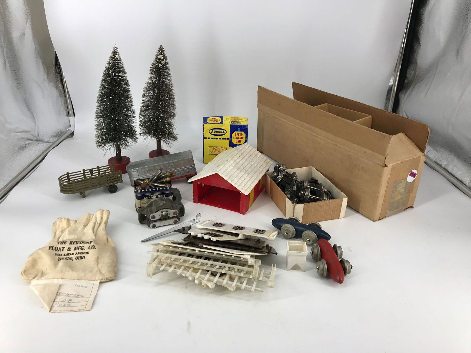 BOX LOT HO TRACK, PLASTICVILLE AND LIONEL PARTS (1 of 6)