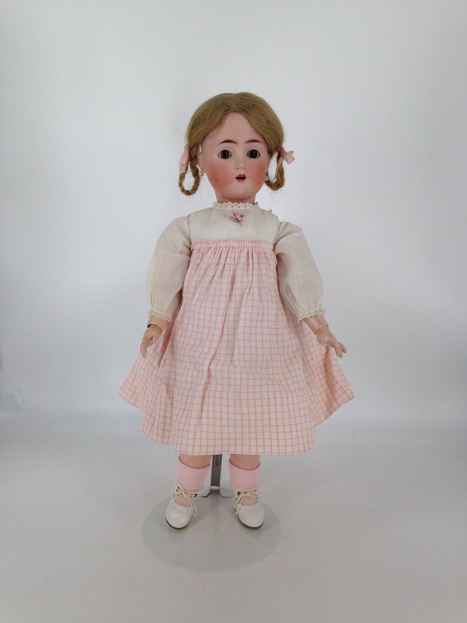 21" ALT, BECK & GOTTSCHALCK 1362 BISQUE SOCKET HEAD: 21" ALT, BECK & GOTTSCHALCK 1362 BISQUE SOCKET HEAD CHILD. ANTIQUE BRAIDED HUMAN HAIR WIG, GLASS SLEEP EYES, PIERCED EARS AND OPEN MOUTH WITH TEETH. ON FULLY JOINTED COMPOSITION AND WOOD BODY WEARING 