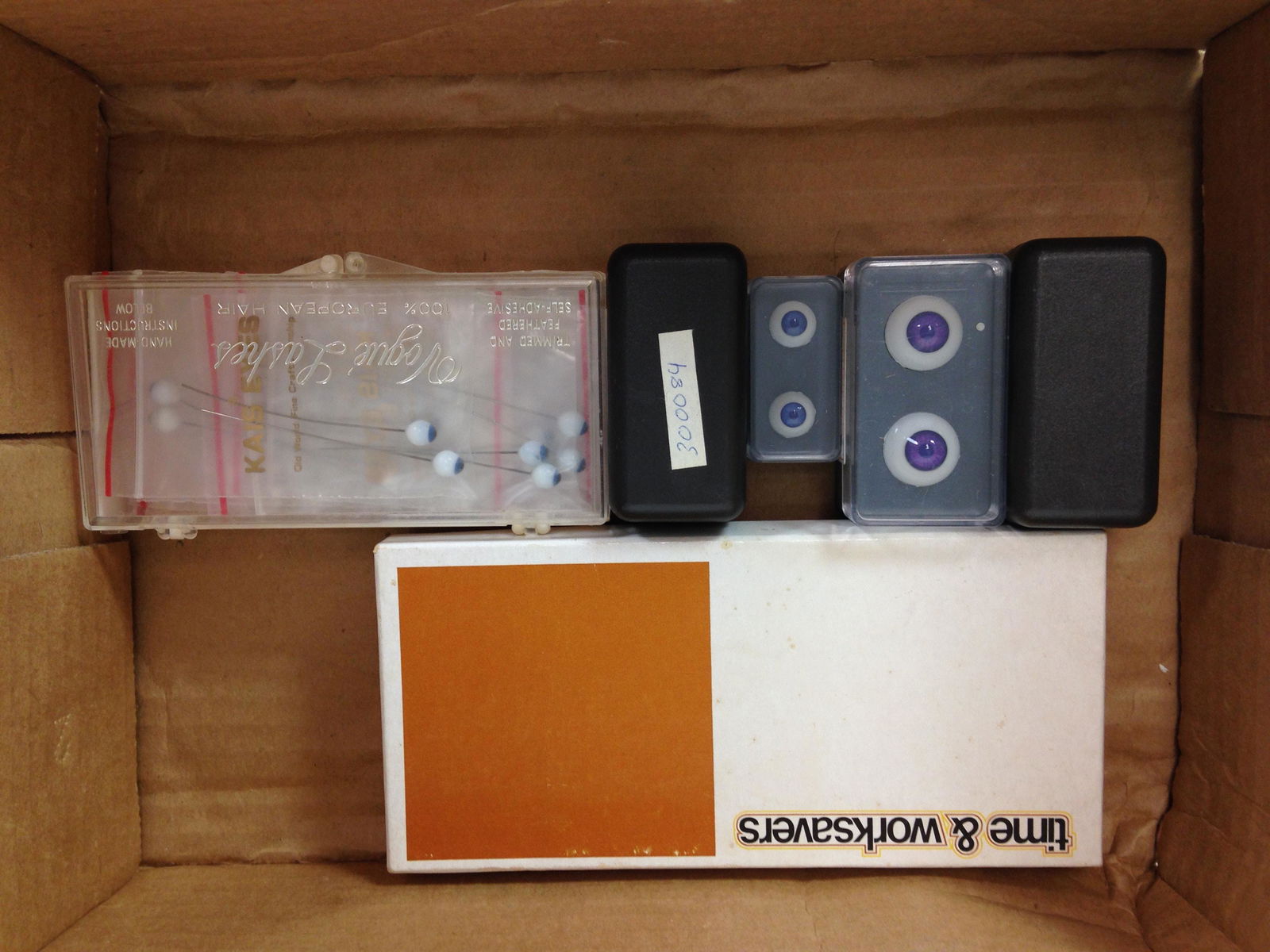 LOT OF MISCELLANEOUS SIZE GLASS DOLL EYES AND TOOLS. (1 of 2)