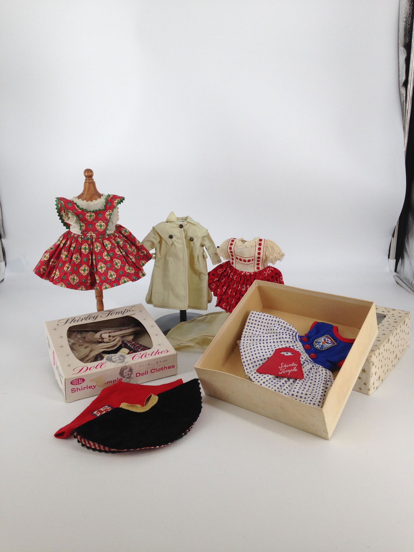 LOT OF (6) VINTAGE BOXED AND UNBOXED SHIRLEY TEMPLE (1 of 1)