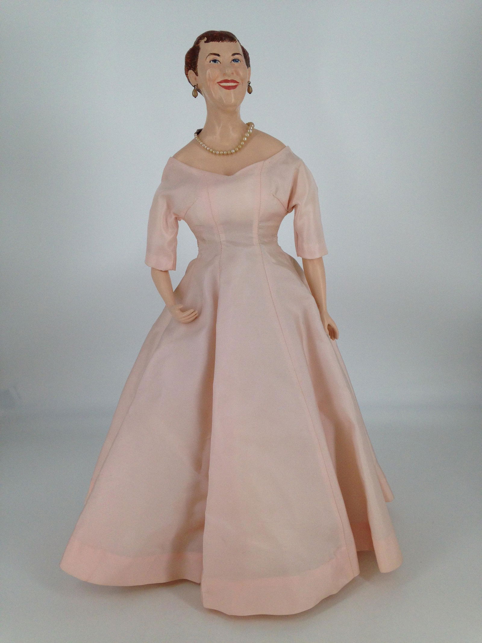 22" ARTIST PORTRAIT DOLL OF MAMIE EISENHOWER. SHOULDER (1 of 3)