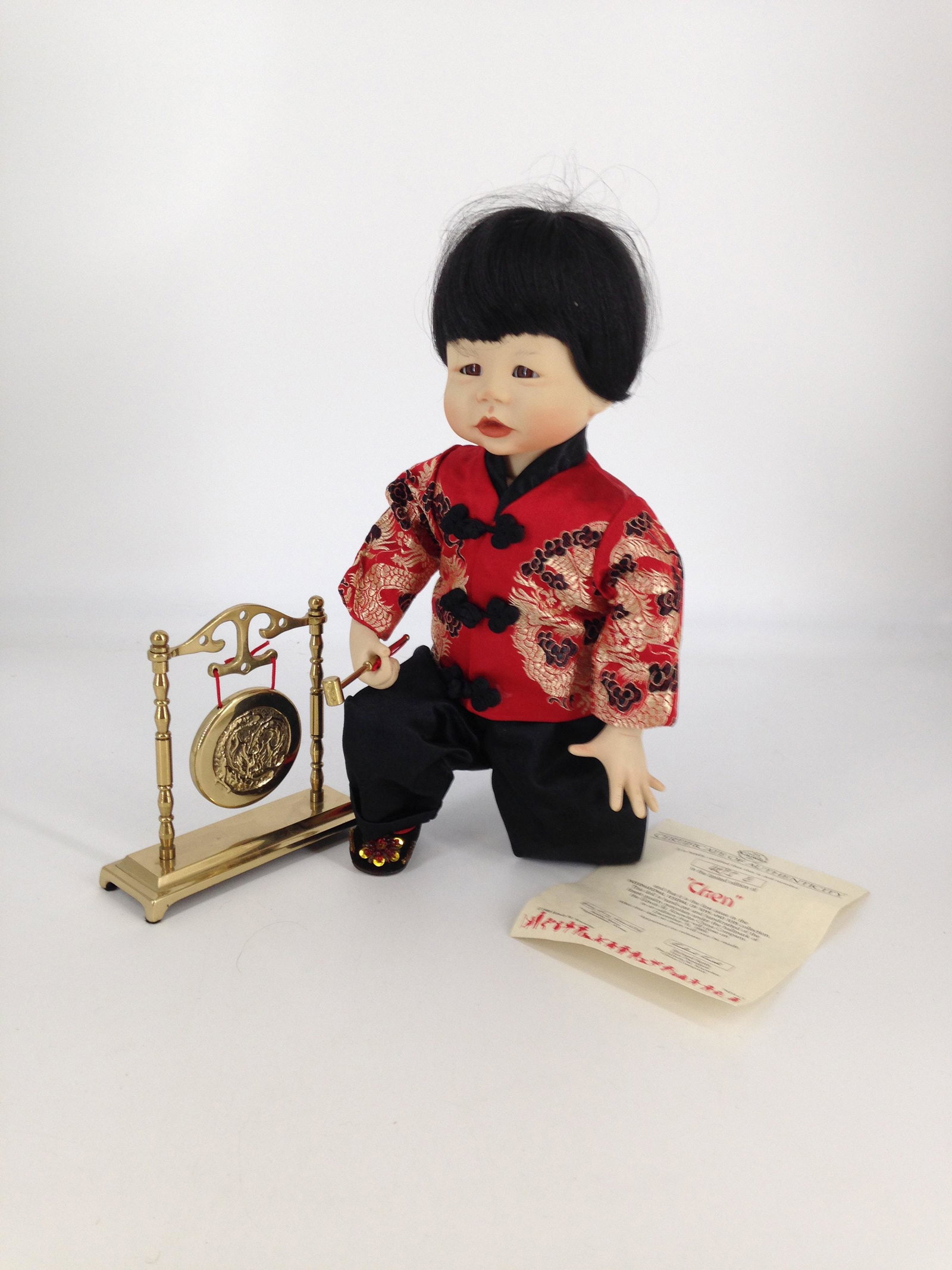 12" KNOWLES INTERNATIONAL FESTIVAL OF TOYS AND TOTS: 12" KNOWLES INTERNATIONAL FESTIVAL OF TOYS AND TOTS FIRST ISSUE "CHEN", A LITTLE BOY OF CHINA, IN ORIGINAL BOX WITH COA.
