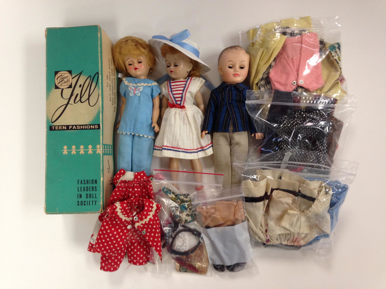LOT VOGUE JILL AND JEFF DOLLS AND CLOTHES. INCLUDES 10" (1 of 1)