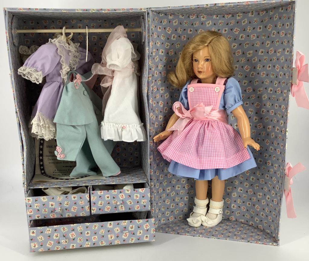 LIMITED EDITION EFFANBEE REPRODUCTION DEWEES COCHRAN: LIMITED EDITION EFFANBEE REPRODUCTION DEWEES COCHRAN "CINDY" TRUNK SET MADE EXCLUSIVELY FOR F.A.O. SCHWARZ. FABRIC COVERED DOME TOP TRUNK WITH 14" CINDY AND EXTRA OUTFITS AND ACCESSORIES. COMES WITH C