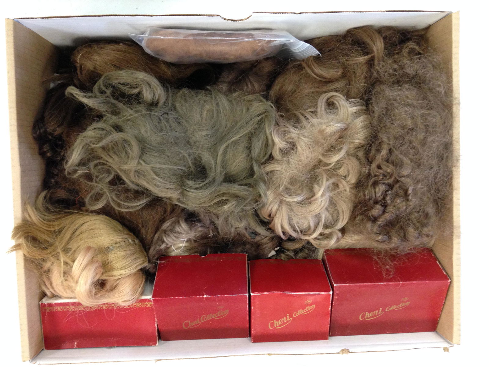 LOT OF MISCELLANEOUS SIZE DOLL WIGS INCLUDING ANTIQUE (1 of 1)