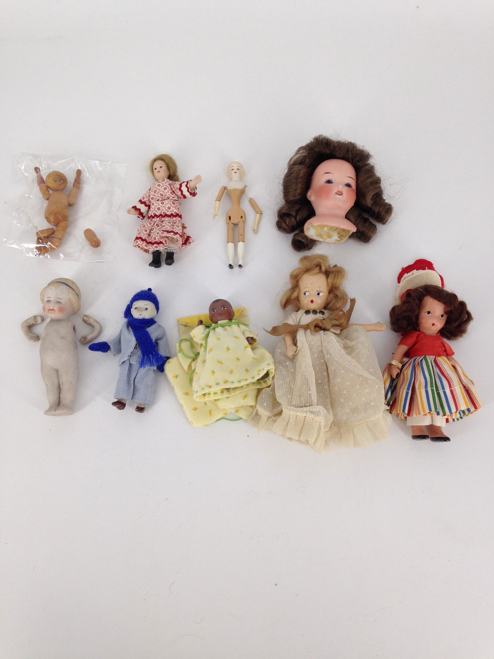 LOT OF MISCELLANEOUS SMALL DOLLS INCLUDING 5" STORYBOOK (1 of 1)