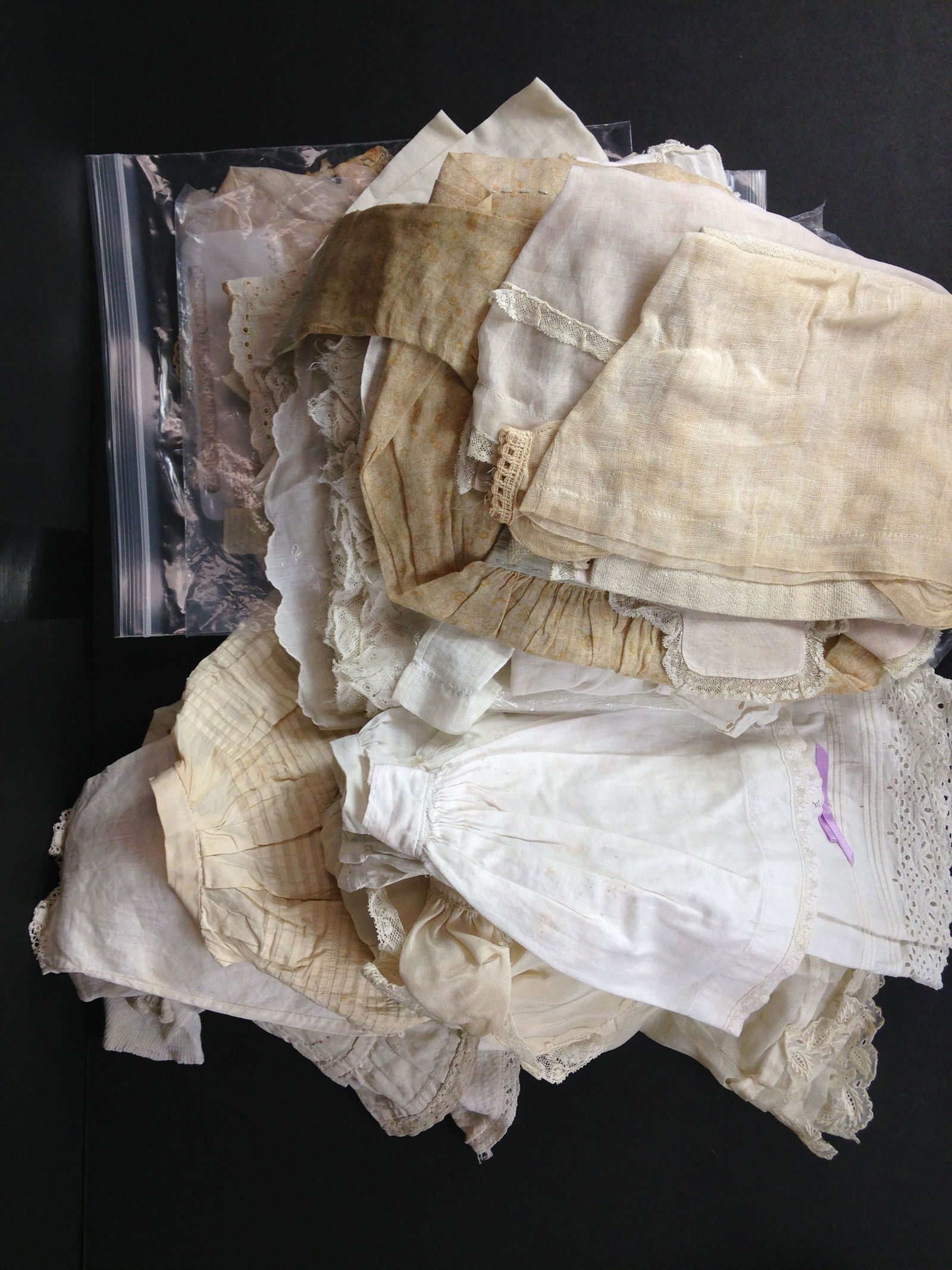 LOT OF ANTIQUE AND VINTAGE DOLL CLOTHES. MOSTLY WHITES. (1 of 1)