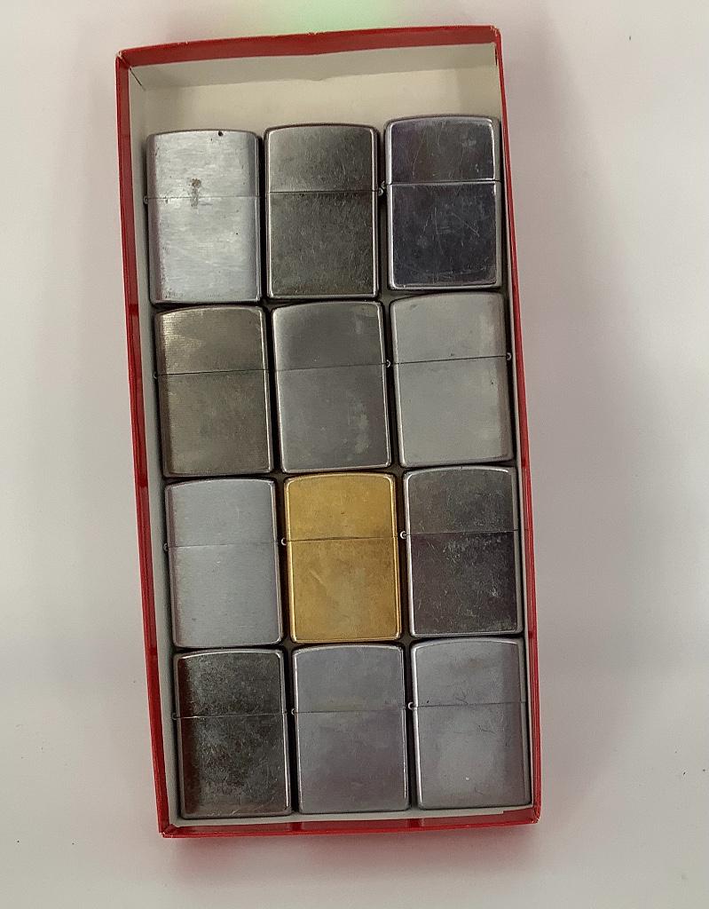 Box lot 12 Zippo lighters.: Box lot 12 Zippo lighters.