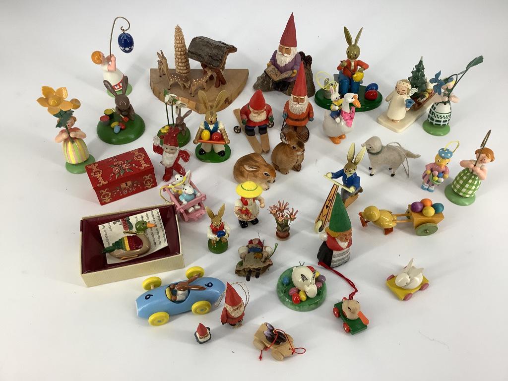 Box lot small wooden figures. (1 of 4)