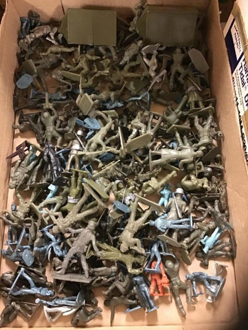 Box lot of plastic Army men. (1 of 1)