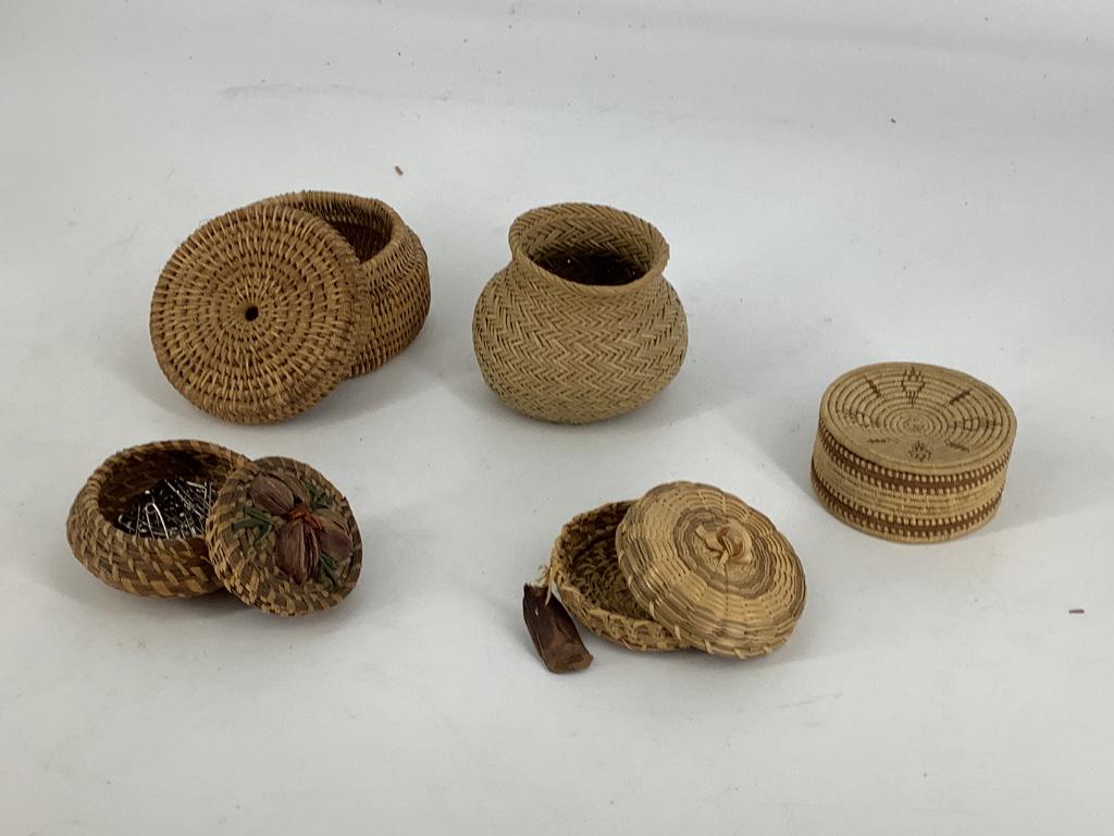Box lot 4 miniature baskets. (1 of 1)