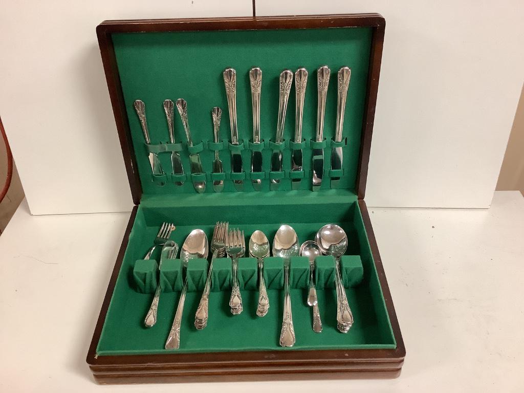 Box lot of silverware in box: Box lot of silverware in box
