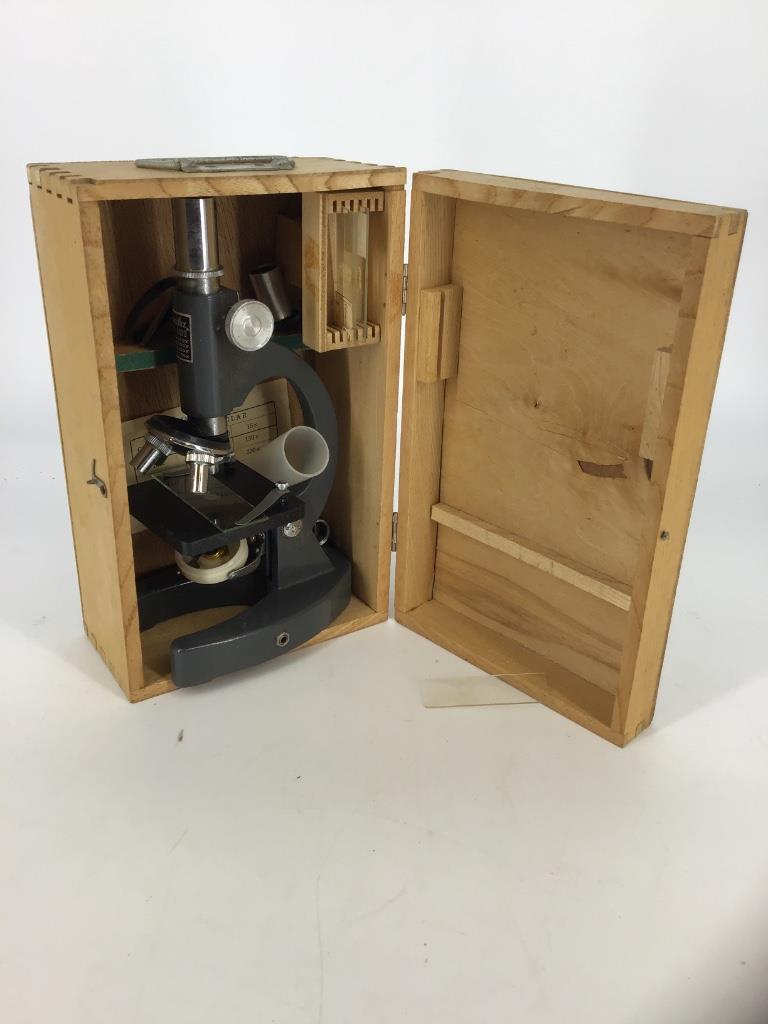 Monolux number 6030 microscope in wooden box. (1 of 1)