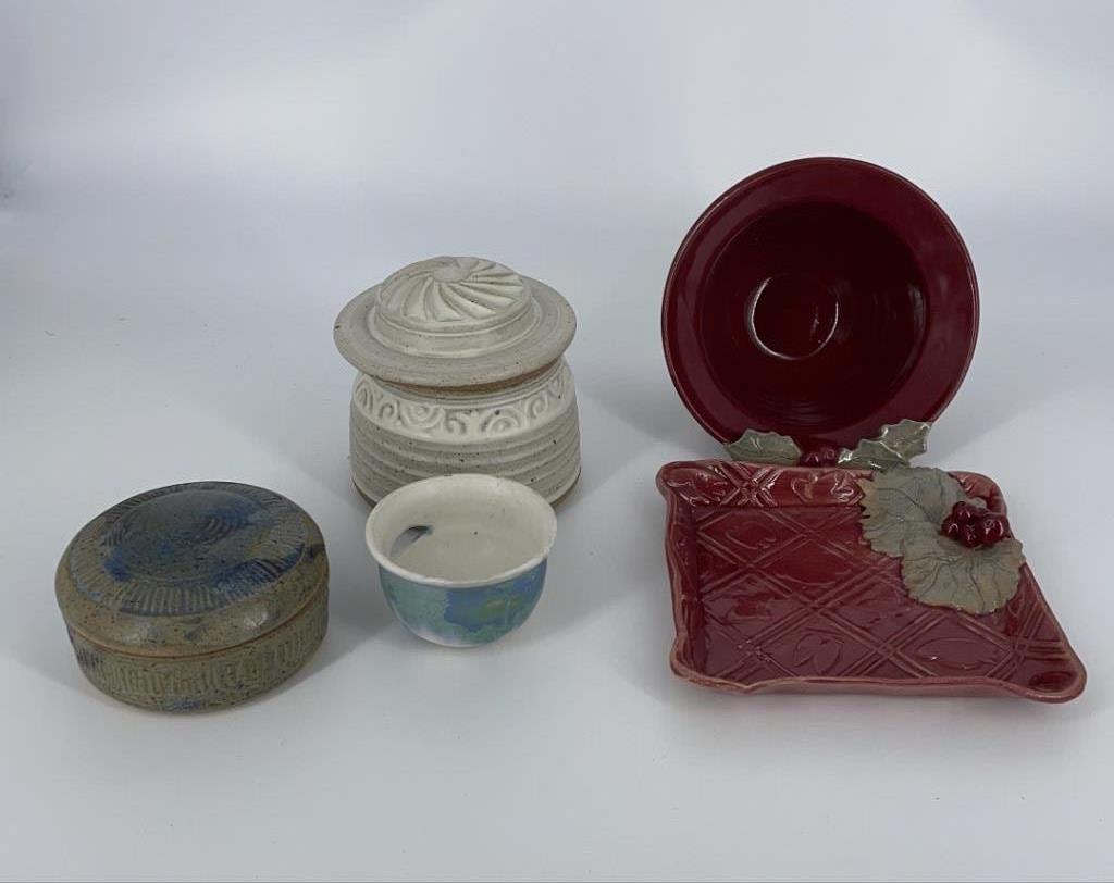 Box lot pottery including holly: Box lot pottery including holly