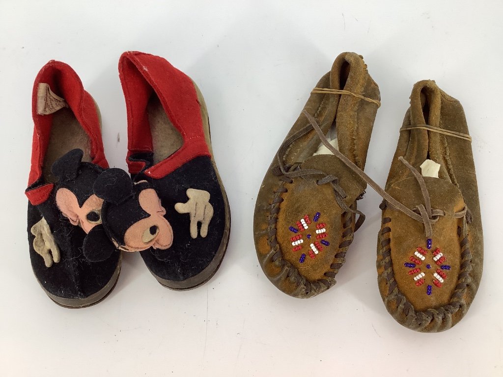 Box lot of children’s vintage shoes including moccasins (1 of 1)
