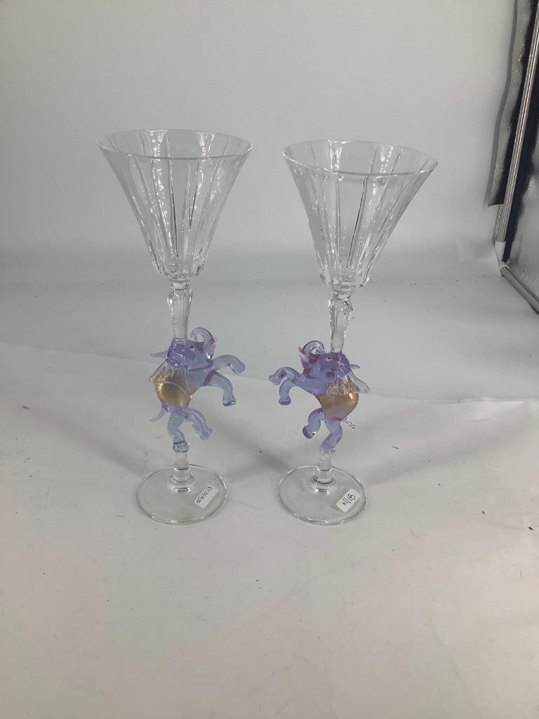2 Murano wine glasses with lilac elephants on stem: 2 Murano wine glasses with lilac elephants on stem