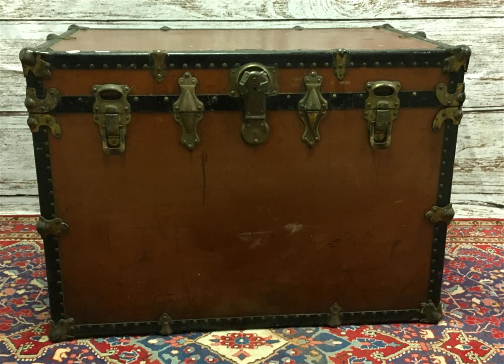 BELBER FLAT TOP TRUNK WITH TRAY. 21.5 X 35 X 24” (1 of 1)