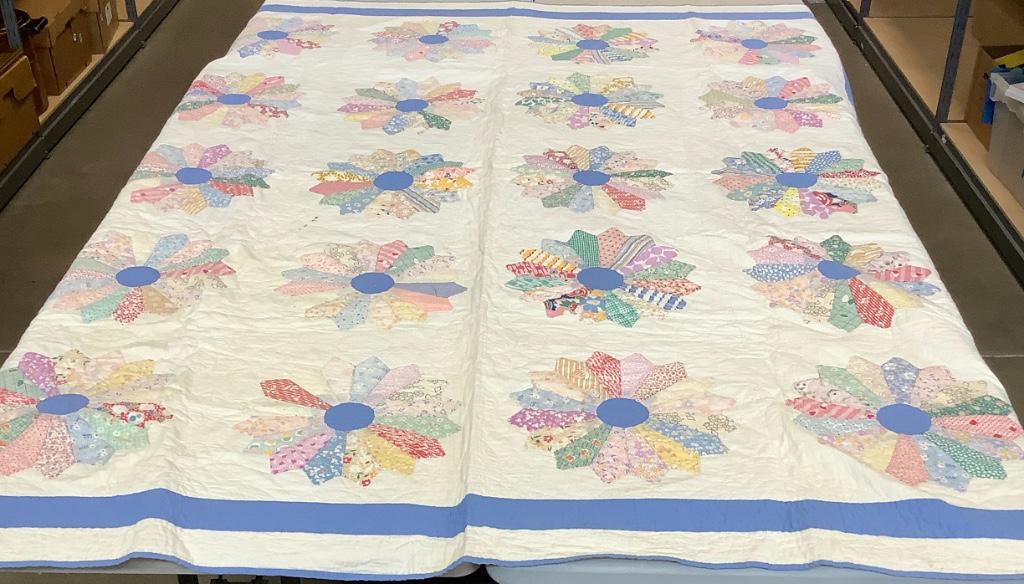 Piecework quilt Dresden plate pattern. (1 of 1)